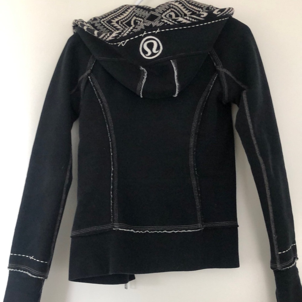 Black lululemon hoodie size 4 in very good condition